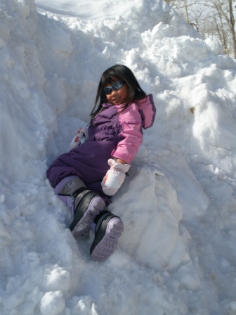 Kasen climbing on the snow